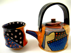 17. Earthenware teapot with coloured slips, 1992, H. 18cm; Mug. H. 10cm